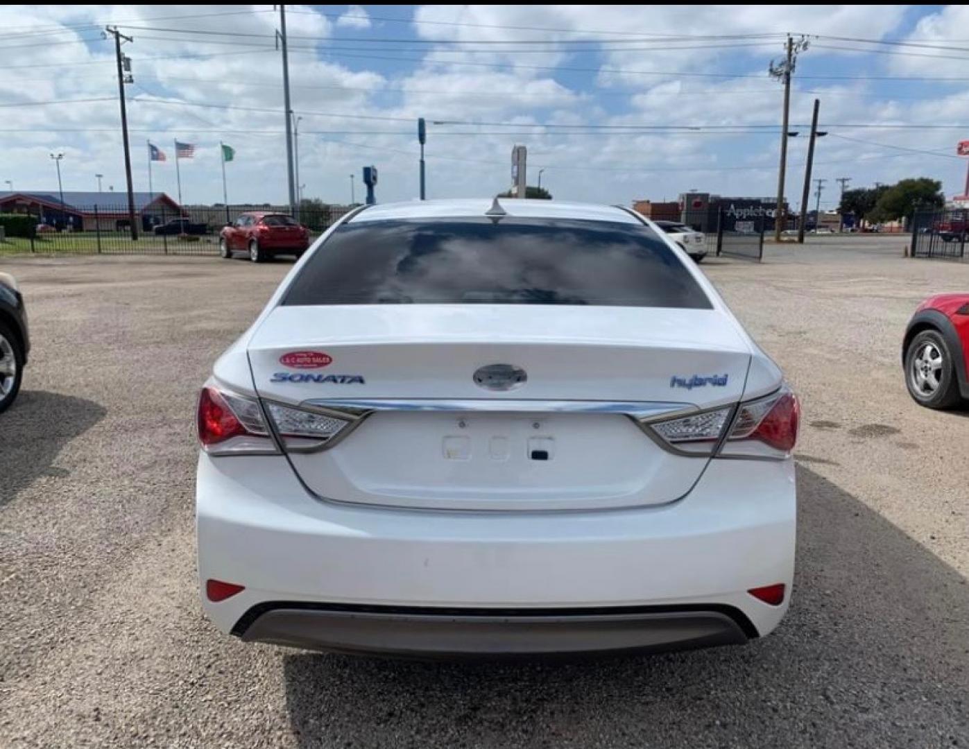 2013 White /gray Hyundai Sonata Sedan (KMHEC4A49DA) with an 2.4L L4 DOHC 16V HYBRID engine, Automatic transmission, located at 1830 North Belt Line Road, Irving, TX, 75061, (469) 524-0199, 32.834373, -96.993584 - Photo#3